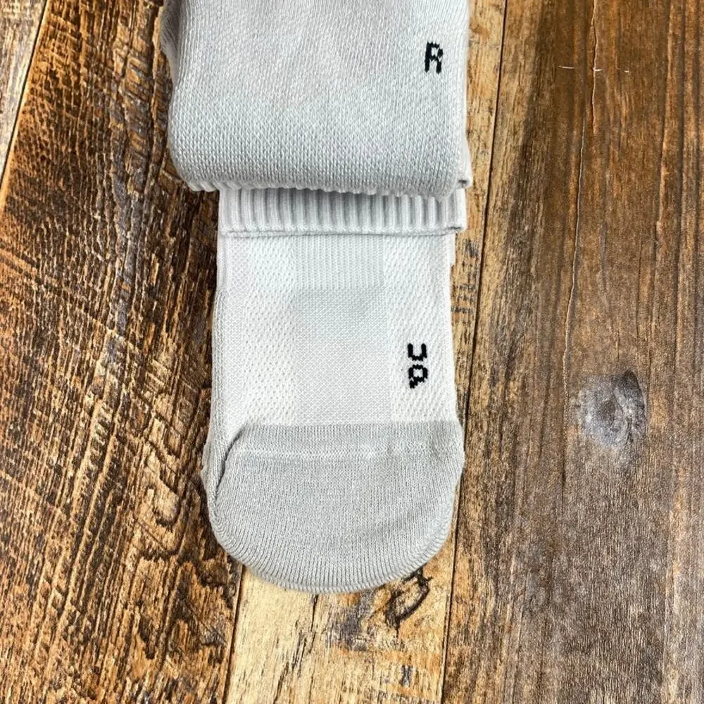 On Running Men's Small (M 7-9, W 8-10.5) White Gray Core Run Sock Mid 2-Pack